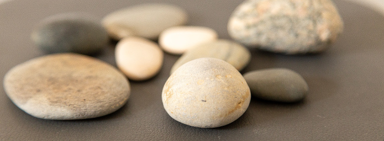 Teller mit Steinen.jpg